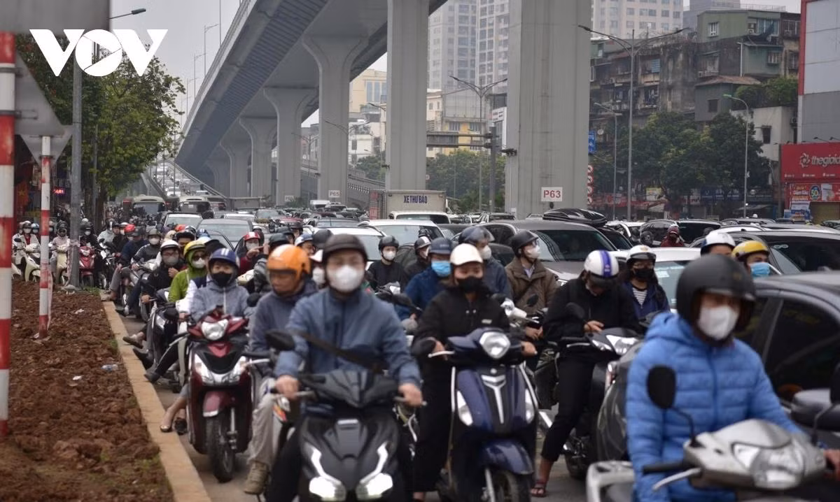 Hướng Trường Chinh - Giải Phóng ùn ứ nghiêm trọng. Dòng xe từ đường trên cao và dưới thấp ùn lại bởi phải dừng chờ đèn tín hiệu giao thông Hướng Trường Chinh - Giải Phóng ùn ứ nghiêm trọng. Dòng xe từ đường trên cao và dưới thấp ùn lại bởi phải dừng chờ đèn tín hiệu giao thông