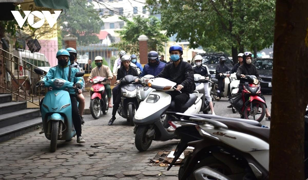Chỉ trong vòng 1 phút, đã có hàng chục xe máy đi lên vỉa hè để thoát khỏi ùn tắc