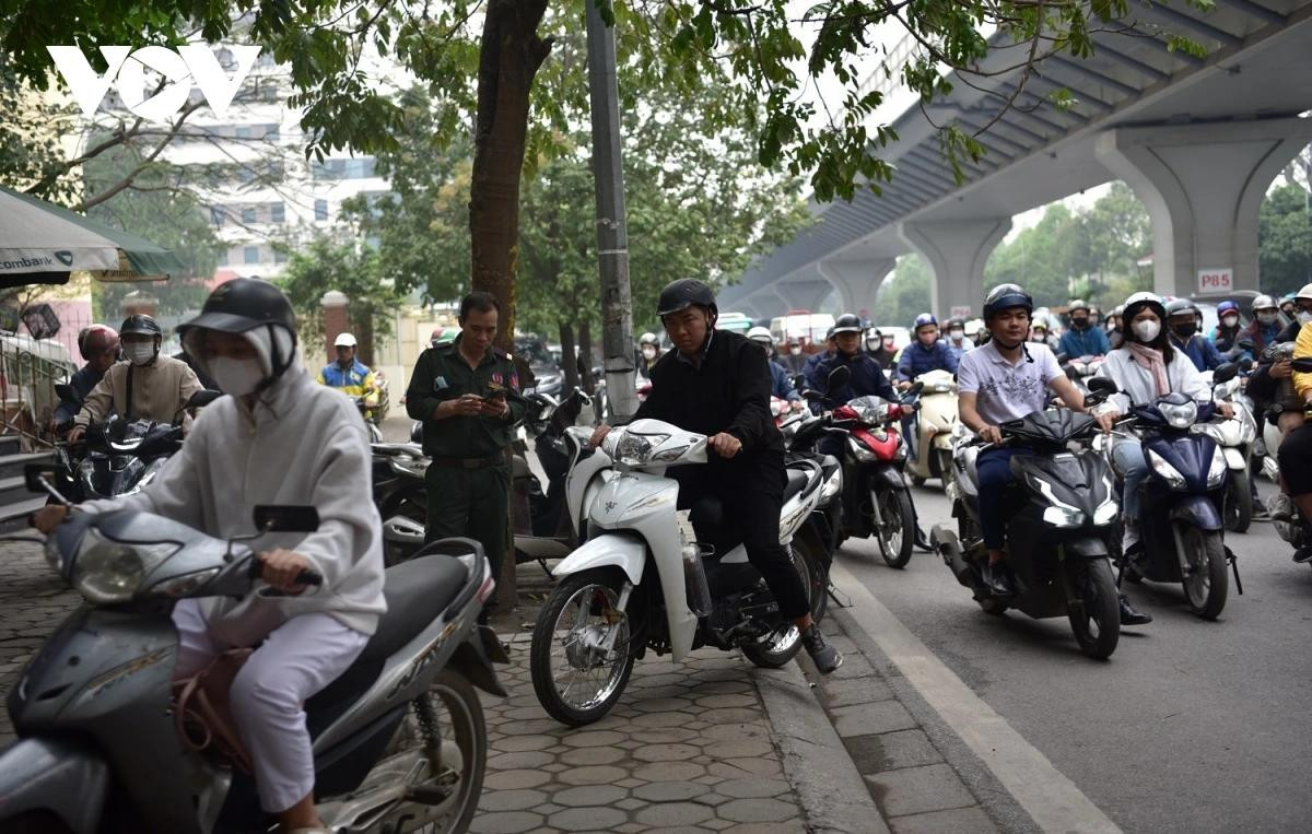 Ông Vương Văn Dũng (người dân sống cạnh tuyến đường Trường Chinh) cho biết: "Những ngày lễ, đường phố Hà Nội thông thoáng, nhưng hễ ngày đi làm thì đoạn này luôn xảy ra ùn tắc nghiêm trọng, người dân cứ thế leo lên vỉa hè để di chuyển".