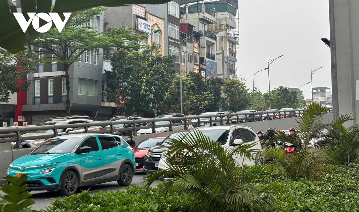 Đường trên cao Vành đai 2 và đường dưới thấp, lượng phương tiện đông đúc, phải chờ tới 3 nhịp đèn đỏ mới thoát được điểm ùn ứ