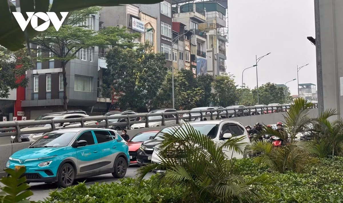 Đường trên cao Vành đai 2 và đường dưới thấp, lượng phương tiện đông đúc, phải chờ tới 3 nhịp đèn đỏ mới thoát được điểm ùn ứ Đường trên cao Vành đai 2 và đường dưới thấp, lượng phương tiện đông đúc, phải chờ tới 3 nhịp đèn đỏ mới thoát được điểm ùn ứ