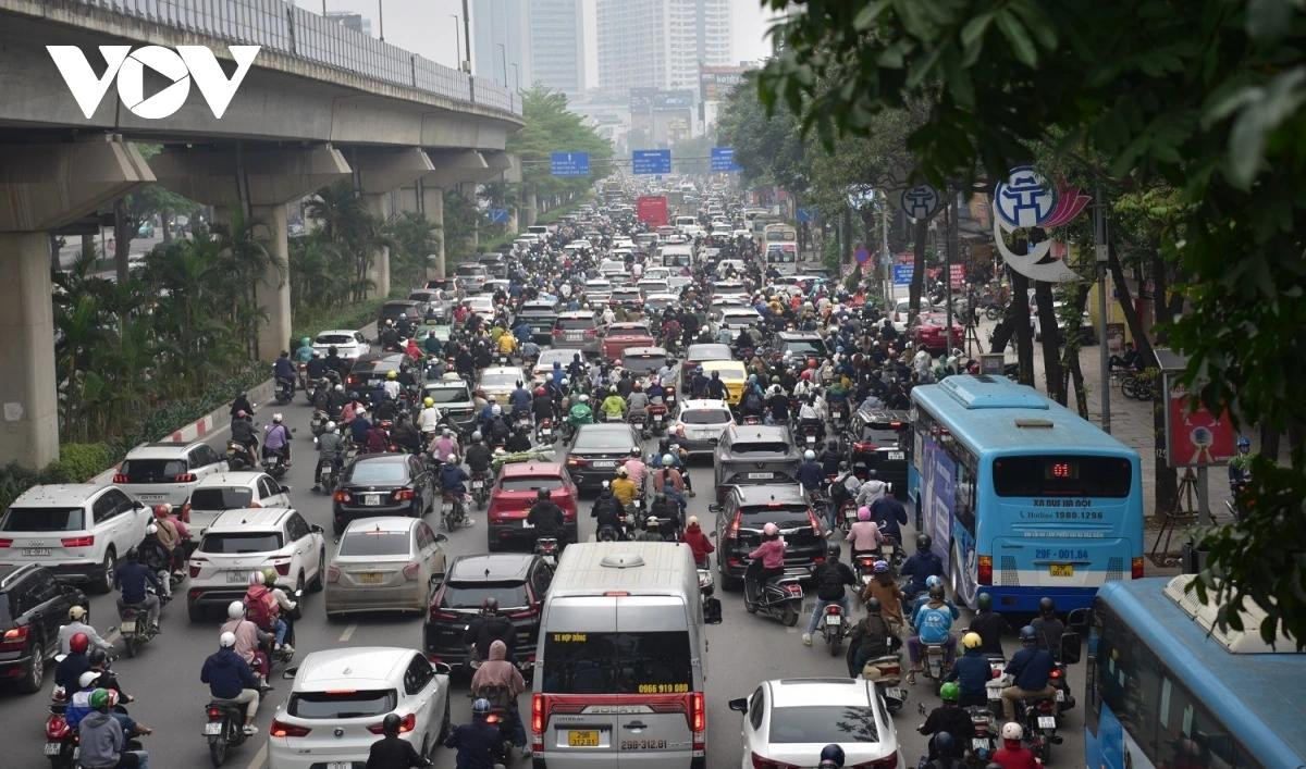 Đường Nguyễn Trãi với mật độ phương tiện tham gia giao thông lớn, nên luôn trong tình trạng tắc cứng vào giờ cao điểm
