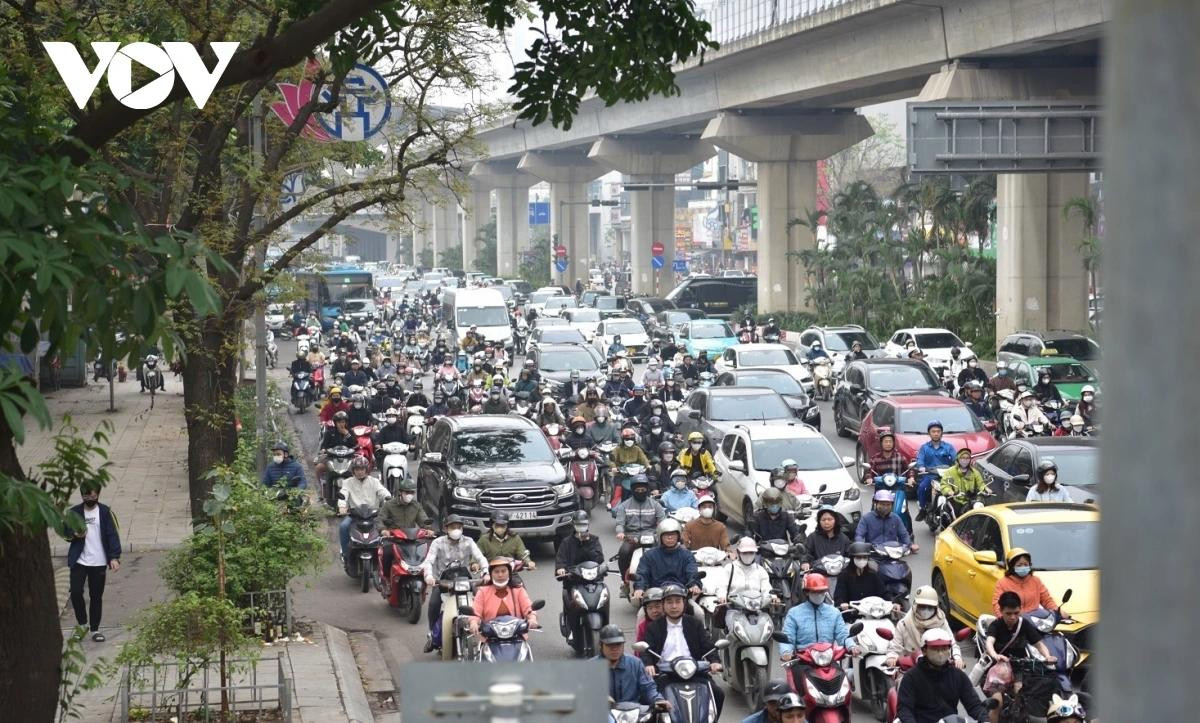 Buổi sáng đầu tiên đi làm sau kỳ nghỉ lễ Giỗ Tổ Hùng Vương, dòng người lại tấp nập di chuyển trên mọi nẻo đường Hà Nội. Hầu hết các tuyến phố của Hà Nội rơi vào cảnh ùn tắc nghiêm trọng