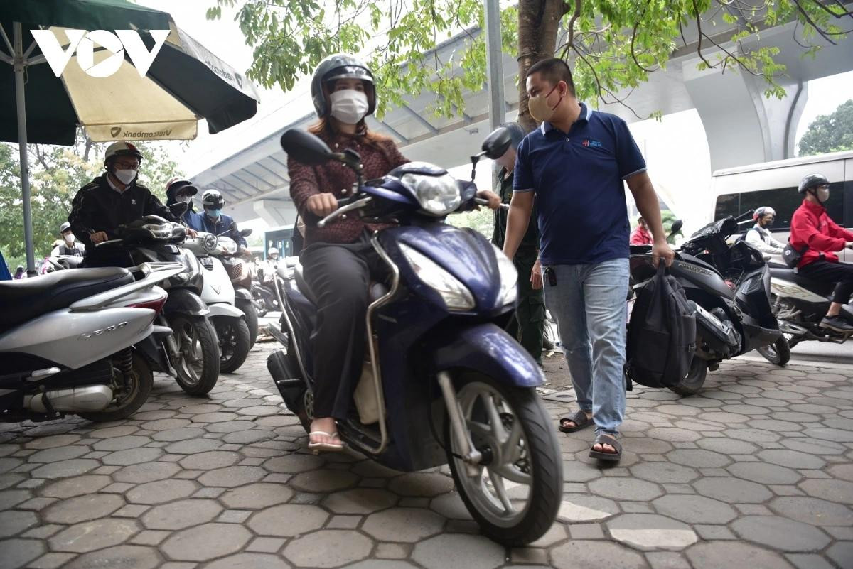 Người dân leo lên vỉa hè khiến người đi bộ gặp nhiều khó khăn