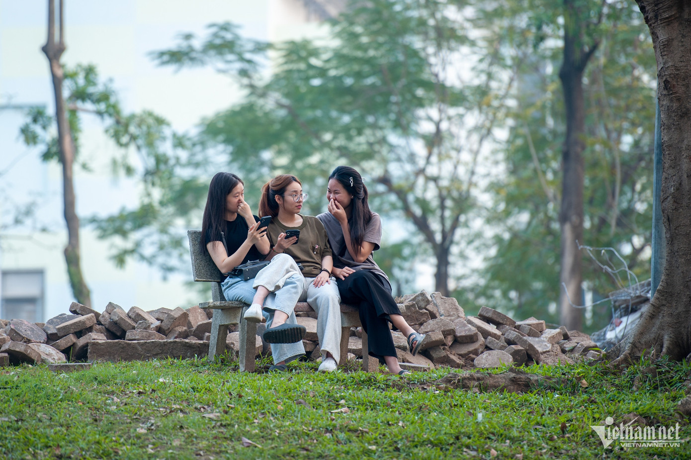 Do không gian nhiều cây xanh nên, nhiều người vẫn đến ngồi nghỉ, hóng gió bất chấp gạch đá ngổn ngang. Do không gian nhiều cây xanh nên, nhiều người vẫn đến ngồi nghỉ, hóng gió bất chấp gạch đá ngổn ngang.