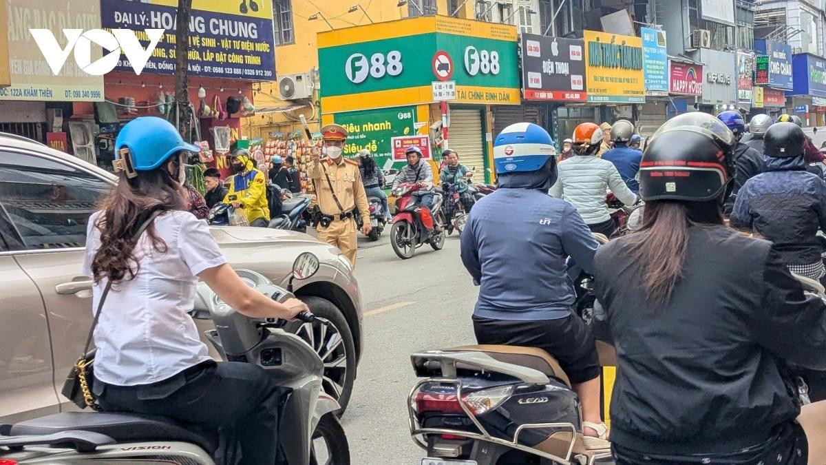 Lực lượng công an, dân phòng được huy động điều tiết giao thông từ sáng sớm