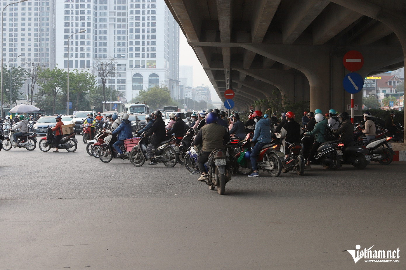 Do số lượng xe máy đi ngược chiều quá đông lại đứng tràn lan khắp ngã tư khiến nút giao Nghiêm Xuân Yêm - Phạm Tu luôn trong tình trạng hỗn loạn.