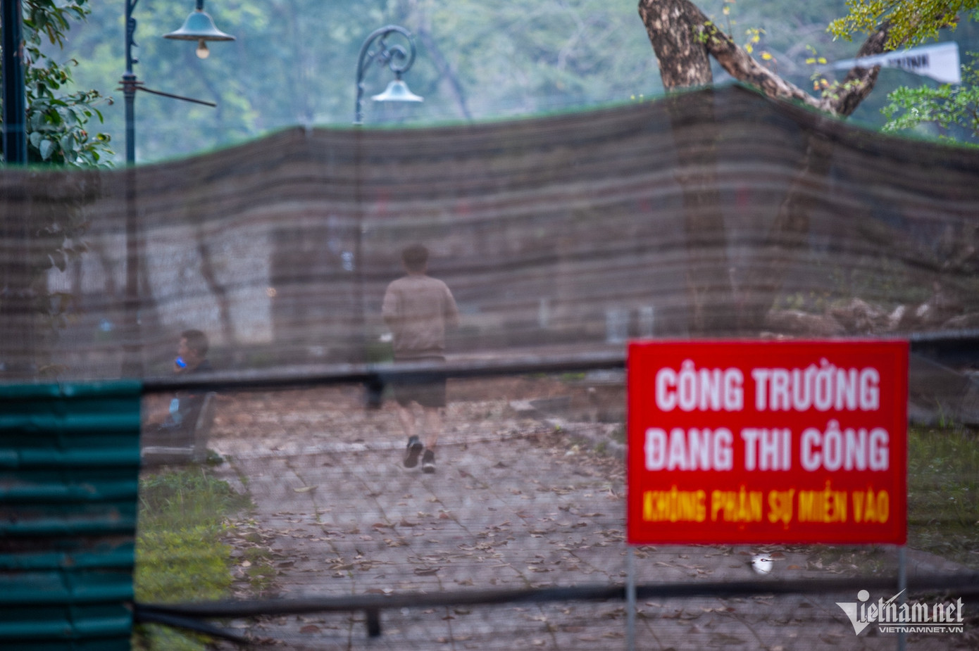 Nhiều người dân phớt lờ biển cảnh báo, tìm mọi cách để chạy bộ. Nhiều người dân phớt lờ biển cảnh báo, tìm mọi cách để chạy bộ.