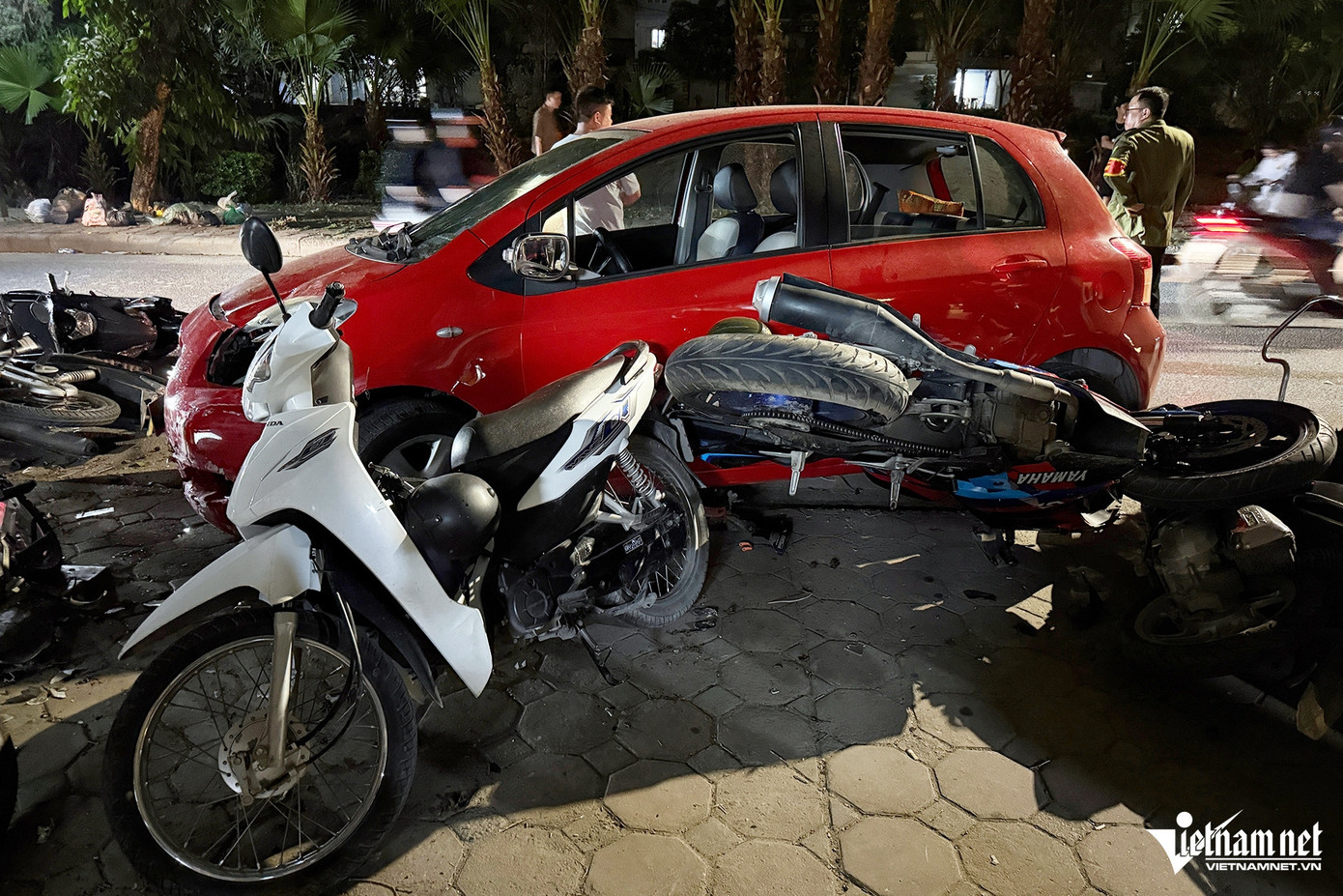 Nhân chứng tại hiện trường cho biết, sau khi bước xuống xe, tài xế ô tô có biểu hiện loạng choạng như đã sử dụng rượu bia. Người này nhanh chóng rời đi. Nhân chứng tại hiện trường cho biết, sau khi bước xuống xe, tài xế ô tô có biểu hiện loạng choạng như đã sử dụng rượu bia. Người này nhanh chóng rời đi.