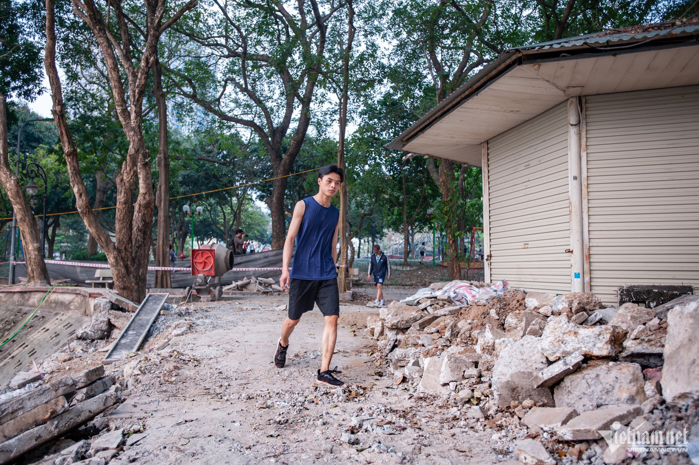 Rộng 4,2ha, Nghĩa Đô là một trong những công viên lớn của Hà Nội, sau nhiều năm sử dụng các hạng mục hạ tầng kỹ thuật đã xuống cấp. Thời điểm này máy móc hạng nặng và vật liệu nằm ngổn ngang khắp bên trong. Rộng 4,2ha, Nghĩa Đô là một trong những công viên lớn của Hà Nội, sau nhiều năm sử dụng các hạng mục hạ tầng kỹ thuật đã xuống cấp. Thời điểm này máy móc hạng nặng và vật liệu nằm ngổn ngang khắp bên trong.