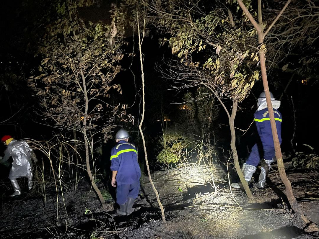 Lực lượng cứu hoả nhanh chóng khống chế được đám cháy, ngăn cháy lan. Ảnh: CAHN