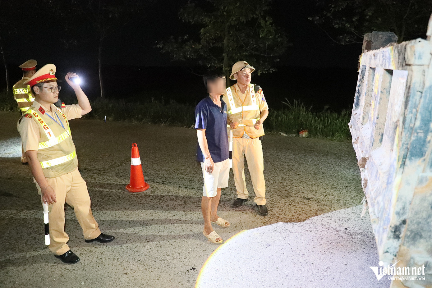 Trình bày với CSGT, tài xế L. cho biết, bản thân biết mình vi phạm nên cố tình đi vào đường nhỏ để tránh kiểm tra. "Mức phạt các lỗi gần bằng mức lương lái xe thuê của tôi nên từ sau tôi sẽ cương quyết không chở quá tải", tài xế L. nói.