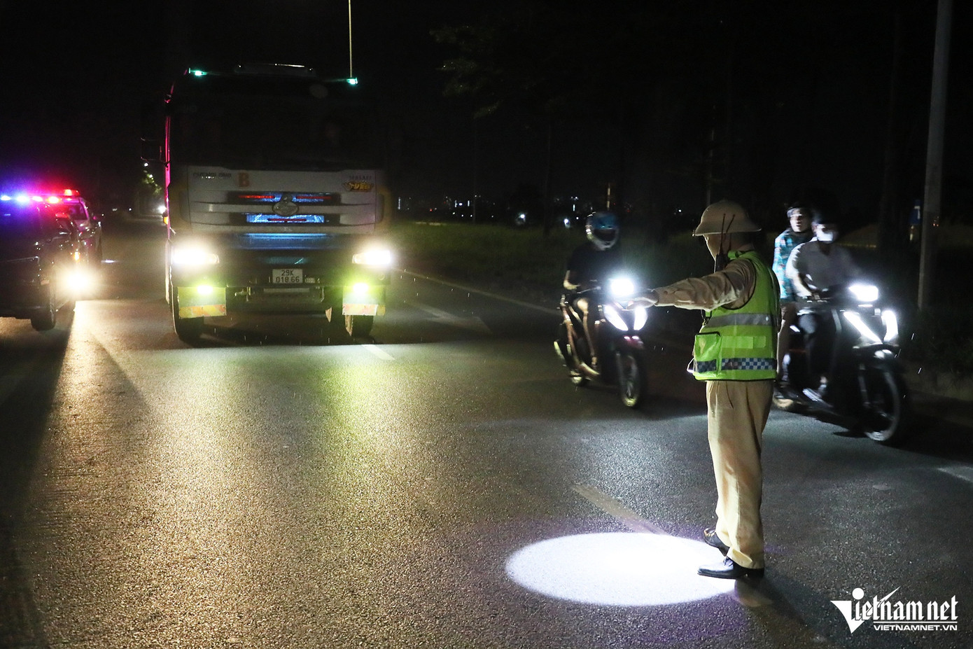 Đêm 17/6 đến rạng sáng 18/6, 2 Tổ công tác của Đội CSGT đường bộ số 10 (Phòng CSGT Công an TP Hà Nội) triển khai để xử lý ô tô quá tải lưu thông trên tuyến đường trục phía nam và tuyến đường thuộc các huyện Thanh Oai, Ứng Hòa...