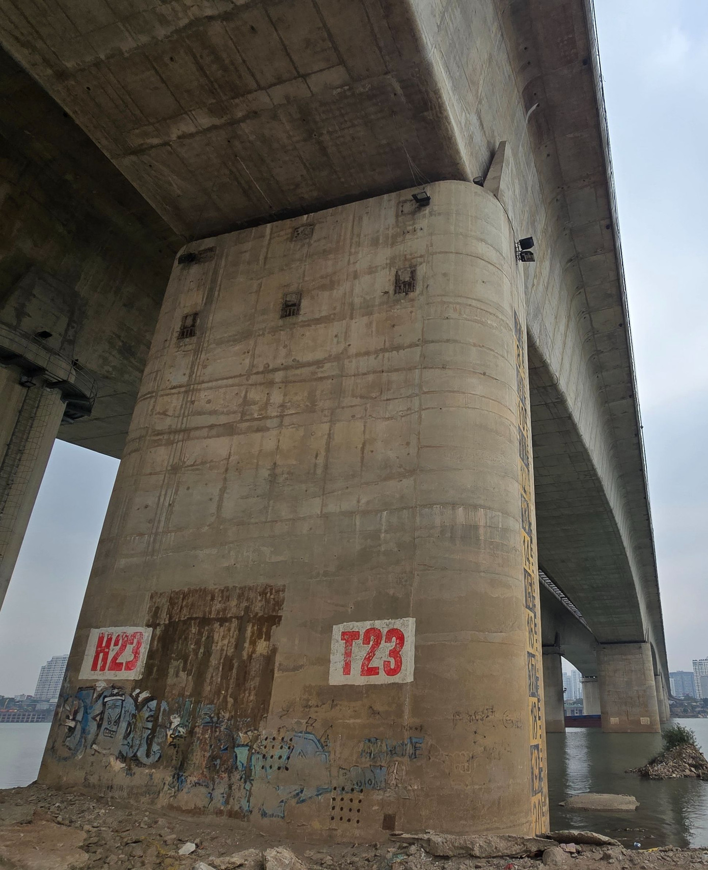 Các hư hỏng này xuất hiện ở các trụ chính chính vượt sông được đánh số T19, T21, T22, T23, T24.