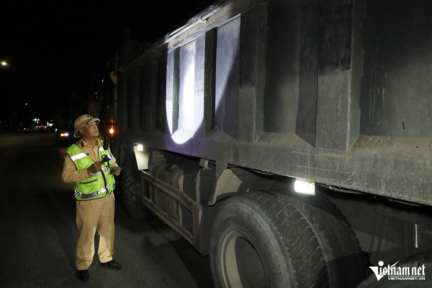 Như trường hợp của tài xế L.Q.T. (trú tại Thanh Oai, Hà Nội) điều khiển ô tô tải chở hàng vượt quá tải trọng từ 10 - 30% và che chắn thành thùng không kỹ gây rơi vãi vật liệu xây dựng.