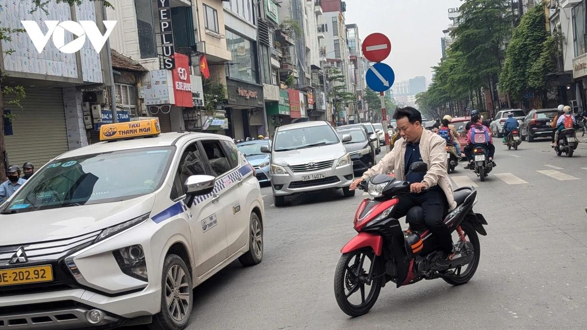 Phần đông người dân chấp hành tốt luật giao thông, tuy nhiên vẫn còn tình trạng đi ngược chiều, không đội mũ bảo hiểm xảy ra tại một vài tuyến phố