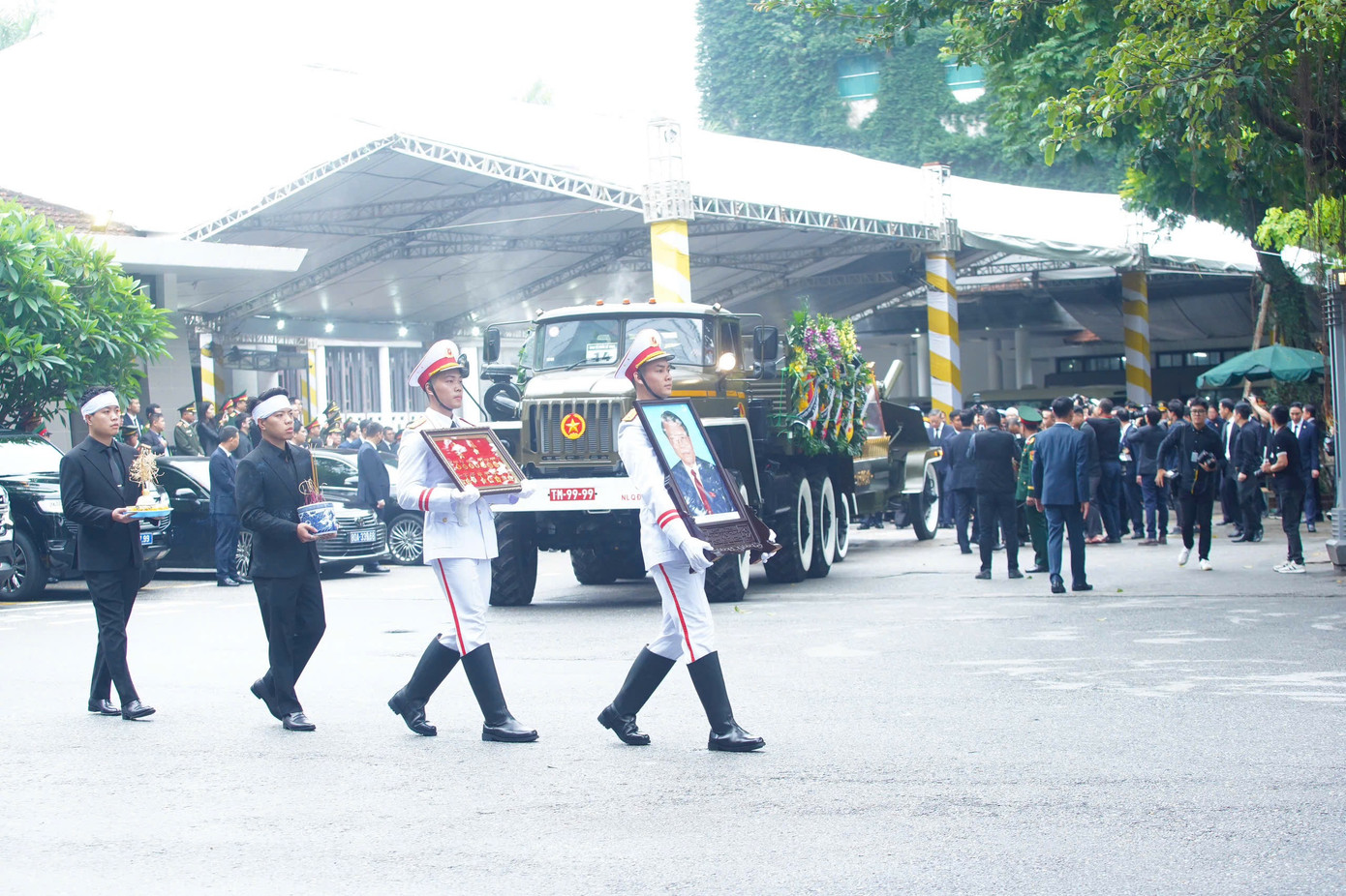 Đưa linh cữu nguyên Chủ tịch nước Trần Đức Lương rời Hà Nội về Quảng Ngãi ảnh 36