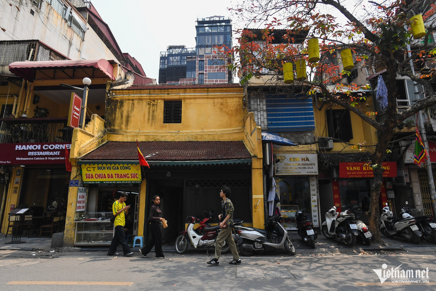 Những ngôi nhà với kiến trúc cổ kính đậm chất phố cổ Hà Nội.