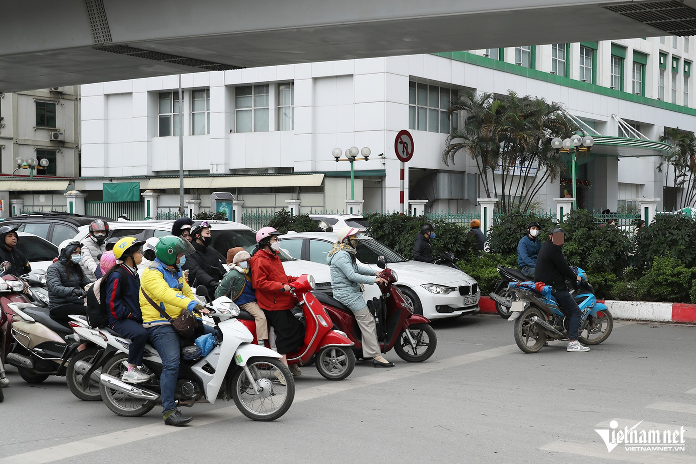 Còn theo Trung tá Phạm Văn Chiến, Đội trưởng Đội CSGT đường bộ số 6, sau gần 3 tháng áp dụng Nghị định 168/2024 đã xuất hiện tình trạng "nhờn luật", cố tình vi phạm các lỗi như: vượt đèn đỏ, đứng đè vạch... "Thời gian tới, đơn vị sẽ tăng cường xử phạt thông qua camera giám sát, nhất là đối với người đi xe máy", Trung tá Phạm Văn Chiến nói.
