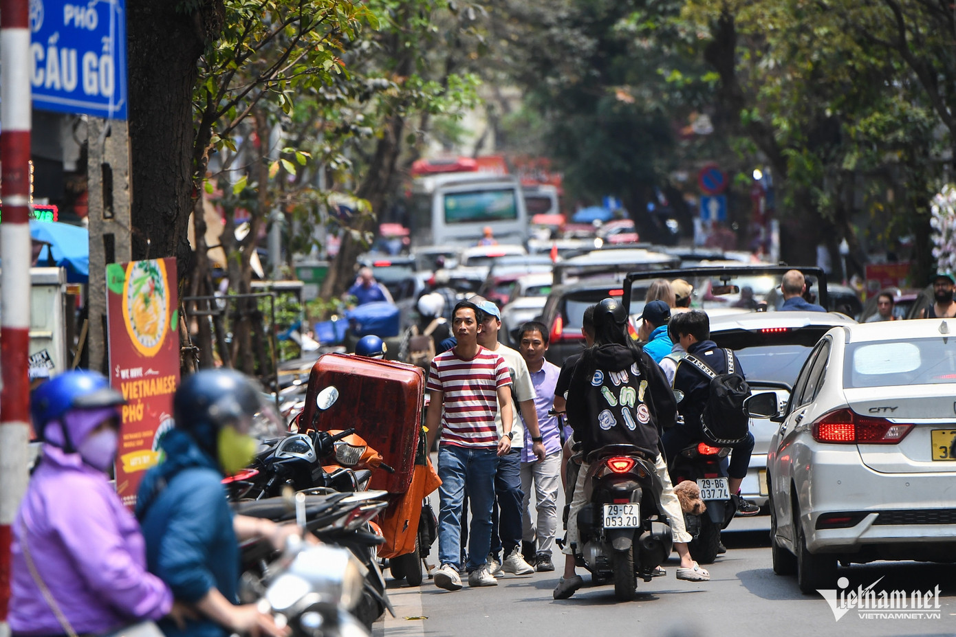 Phường Hàng Bạc có 6.634 nhân khẩu, cơ cấu dân cư đa dạng. Khu vực phường Hàng Bạc gồm các khu phố như Hàng Bạc, Hàng Bè, Cầu Gỗ, Đinh Liệt và Gia Ngư với 552 biển số nhà, 30 tổ dân phố và 6 khu dân cư. Các tuyến đường tại đây khá hẹp, thường xảy ra tắc đường, đặc biệt vào cuối tuần vì có phố đi bộ.