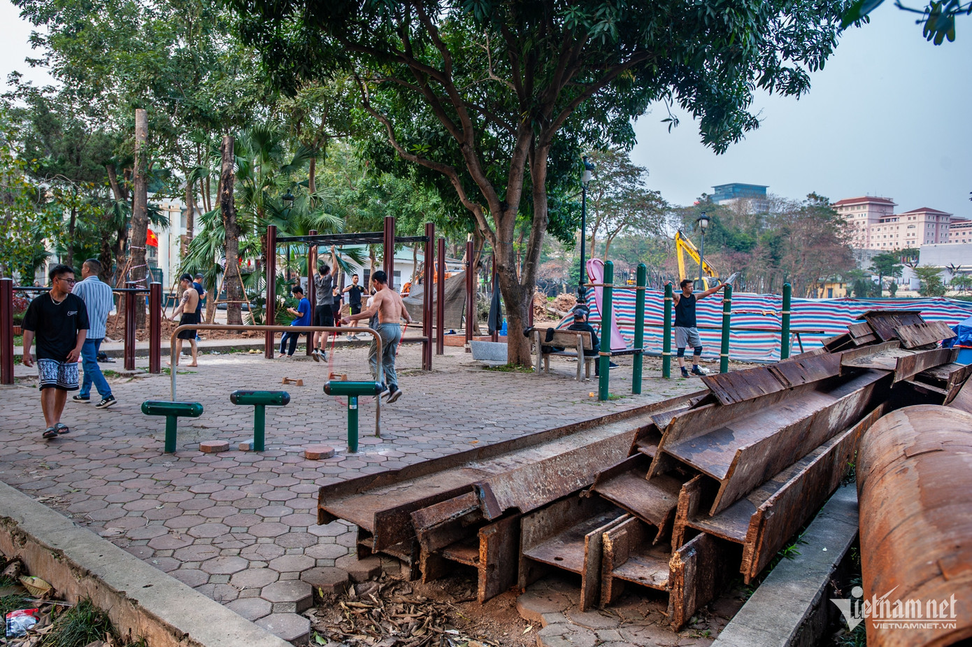 Rộng 4,2ha, Nghĩa Đô là một trong những công viên lớn của Hà Nội, sau nhiều năm sử dụng các hạng mục hạ tầng kỹ thuật đã xuống cấp. Thời điểm này máy móc hạng nặng và vật liệu nằm ngổn ngang khắp bên trong. Rộng 4,2ha, Nghĩa Đô là một trong những công viên lớn của Hà Nội, sau nhiều năm sử dụng các hạng mục hạ tầng kỹ thuật đã xuống cấp. Thời điểm này máy móc hạng nặng và vật liệu nằm ngổn ngang khắp bên trong.