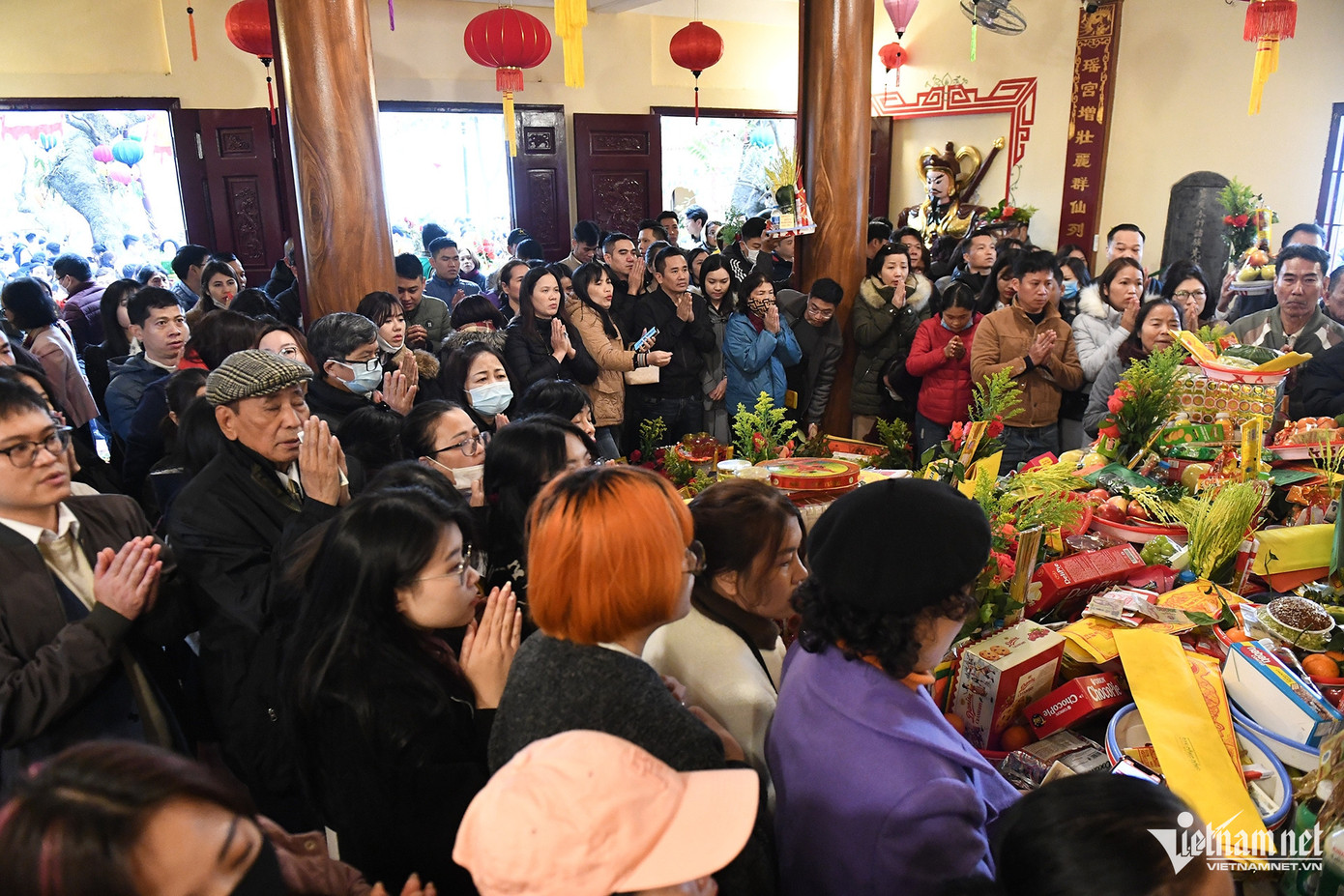 Nhiều người đã mất hơn 30 phút mới len được vào trong điện để làm lễ.