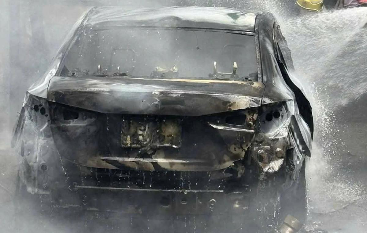 Ô tô bốc cháy dữ dội đến trơ khung Ô tô bốc cháy dữ dội đến trơ khung