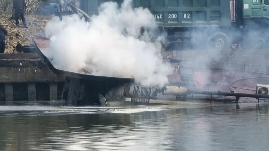 Tàu phát nổ bốc cháy ngùn ngụt. Ảnh. Nam Trần