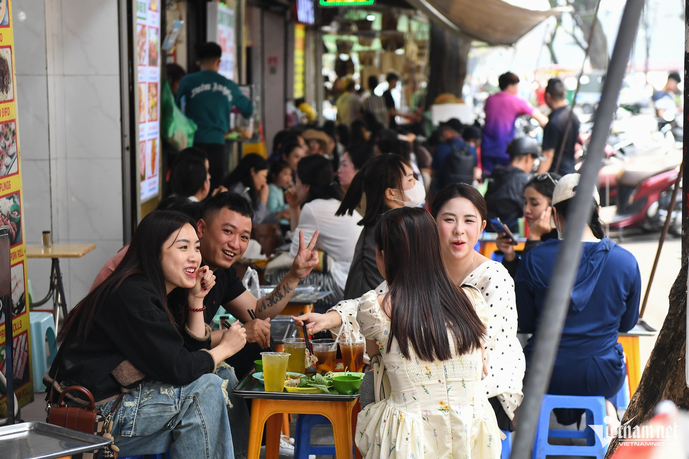 Cả 3 nhà tại phố Hồ Hoàn Kiếm đều kinh doanh mặt hàng đồ ăn vặt, thu hút rất đông thực khách khi nằm ngay phố đi bộ.