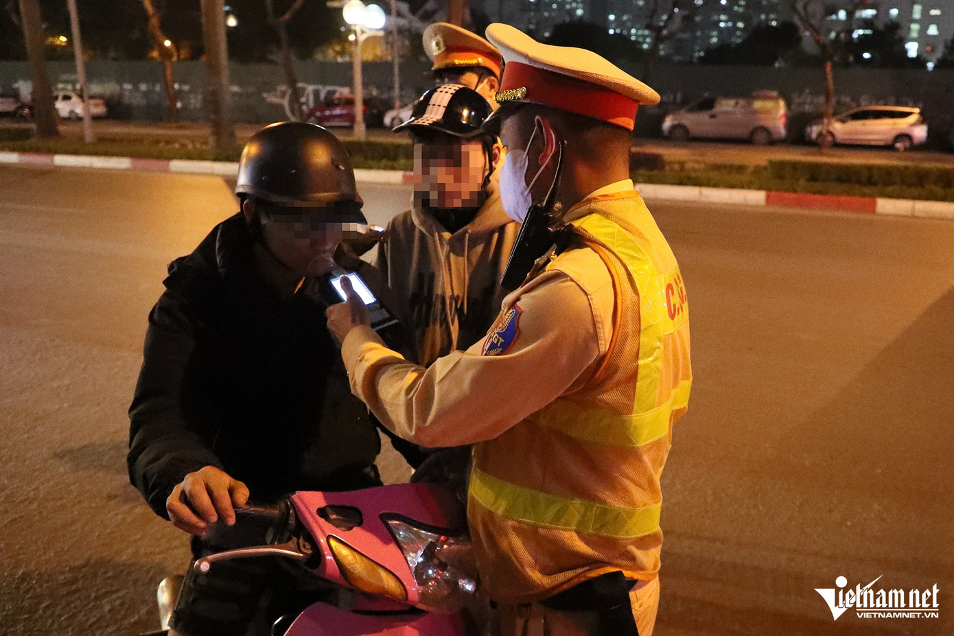 CSGT kiểm tra nồng độ cồn với tài xế Trần V.D. Ảnh: Đình Hiếu
