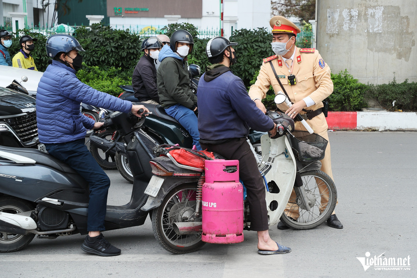 Đáng chú ý, trường hợp của người đàn ông điều khiển xe máy BKS 31 065- P9, khi bị CSGT dừng xe kiểm tra, rất lâu sau mới chấp nhận đưa phương tiện vào khu xử lý nhưng lại bỏ xe, rời đi.