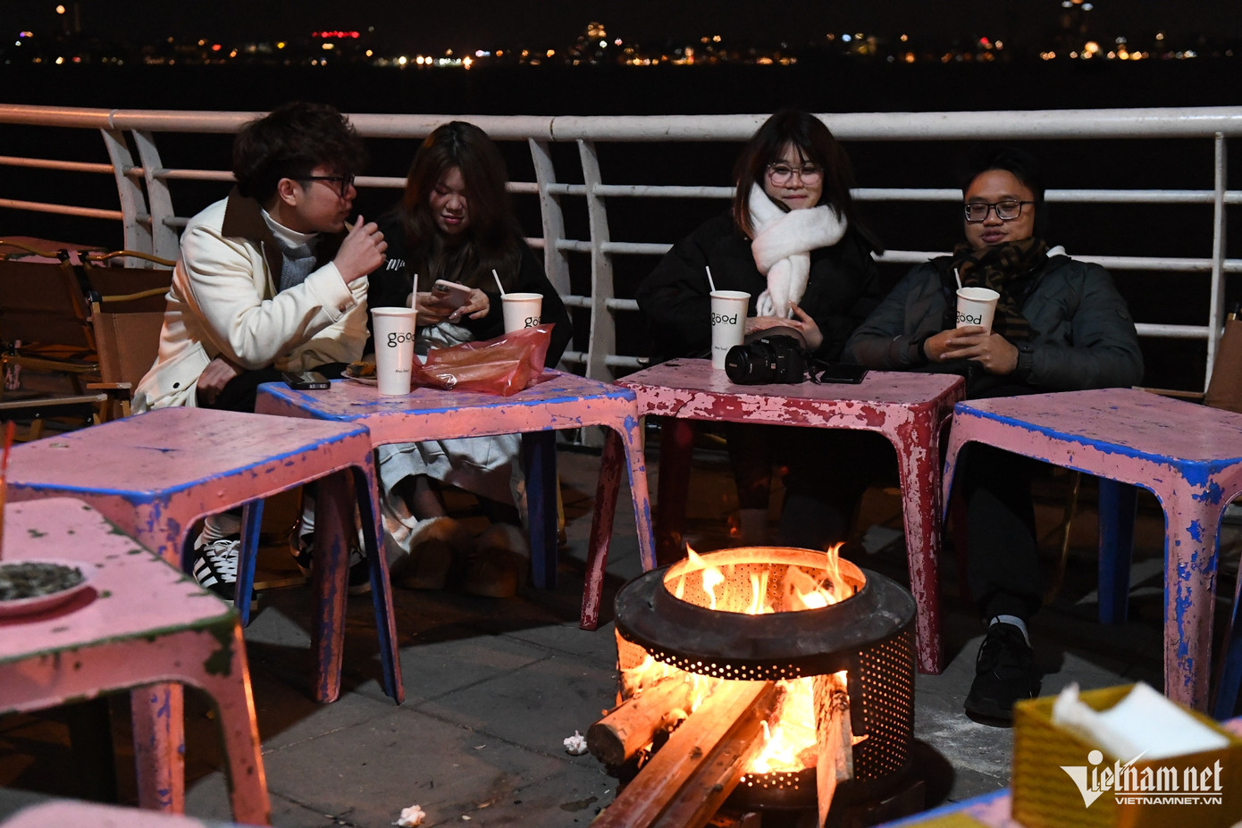 Tối 8/2, nhiệt độ Hà Nội thấp nhất kể từ đầu năm mới, 12 độ C, không ngăn cản được nhiều bạn trẻ có thú vui cảm nhận cái lạnh bên bếp sưởi ngoài trời. Hình ảnh tại một quán cà phê ở khu vực hồ Tây lúc 23h. Tối 8/2, nhiệt độ Hà Nội thấp nhất kể từ đầu năm mới, 12 độ C, không ngăn cản được nhiều bạn trẻ có thú vui cảm nhận cái lạnh bên bếp sưởi ngoài trời. Hình ảnh tại một quán cà phê ở khu vực hồ Tây lúc 23h.