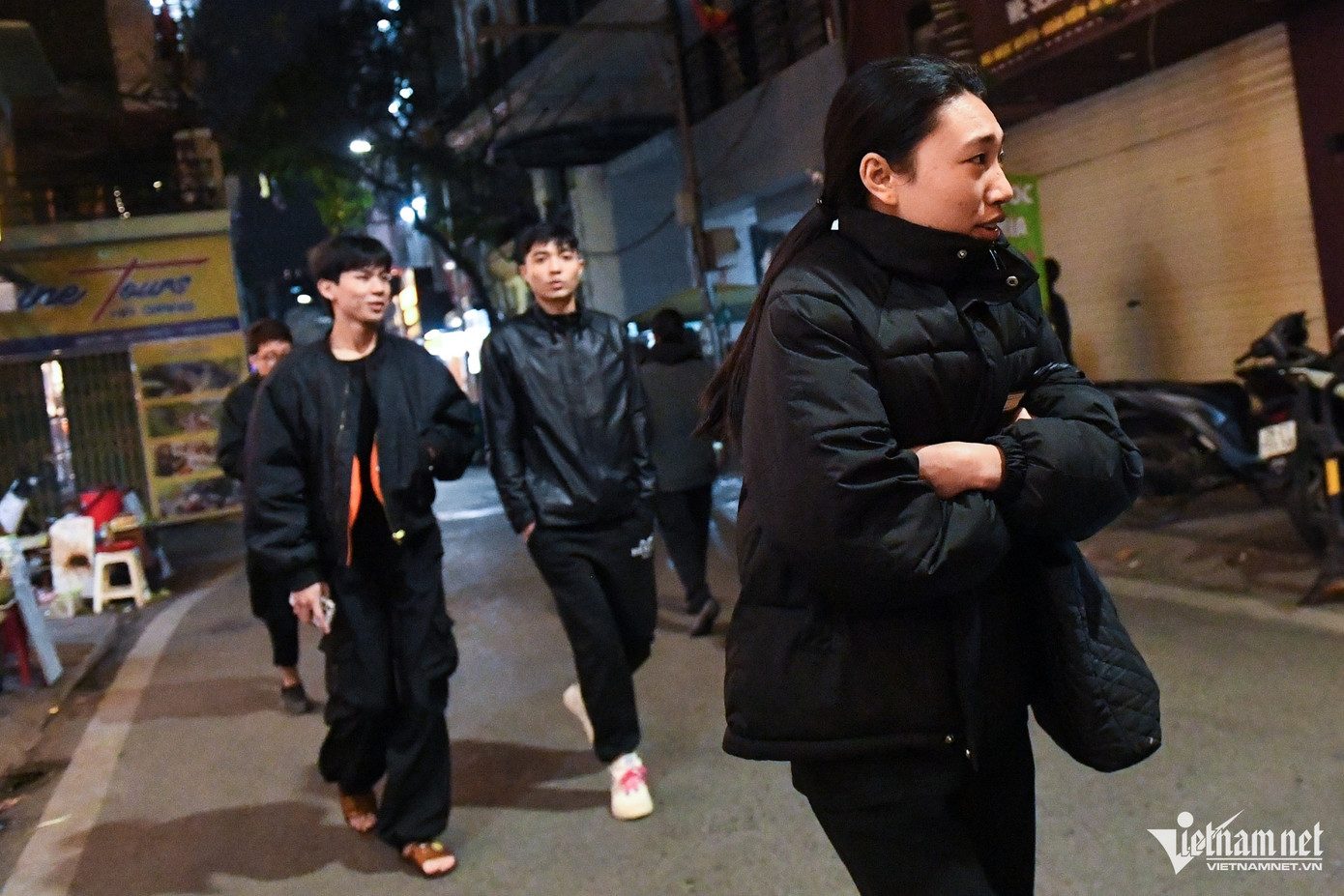 Một nhóm thanh niên co ro khi rời điểm tụ tập ăn uống trên phố Tạ Hiện, đi bộ tìm vẫy taxi trở về. Một nhóm thanh niên co ro khi rời điểm tụ tập ăn uống trên phố Tạ Hiện, đi bộ tìm vẫy taxi trở về.