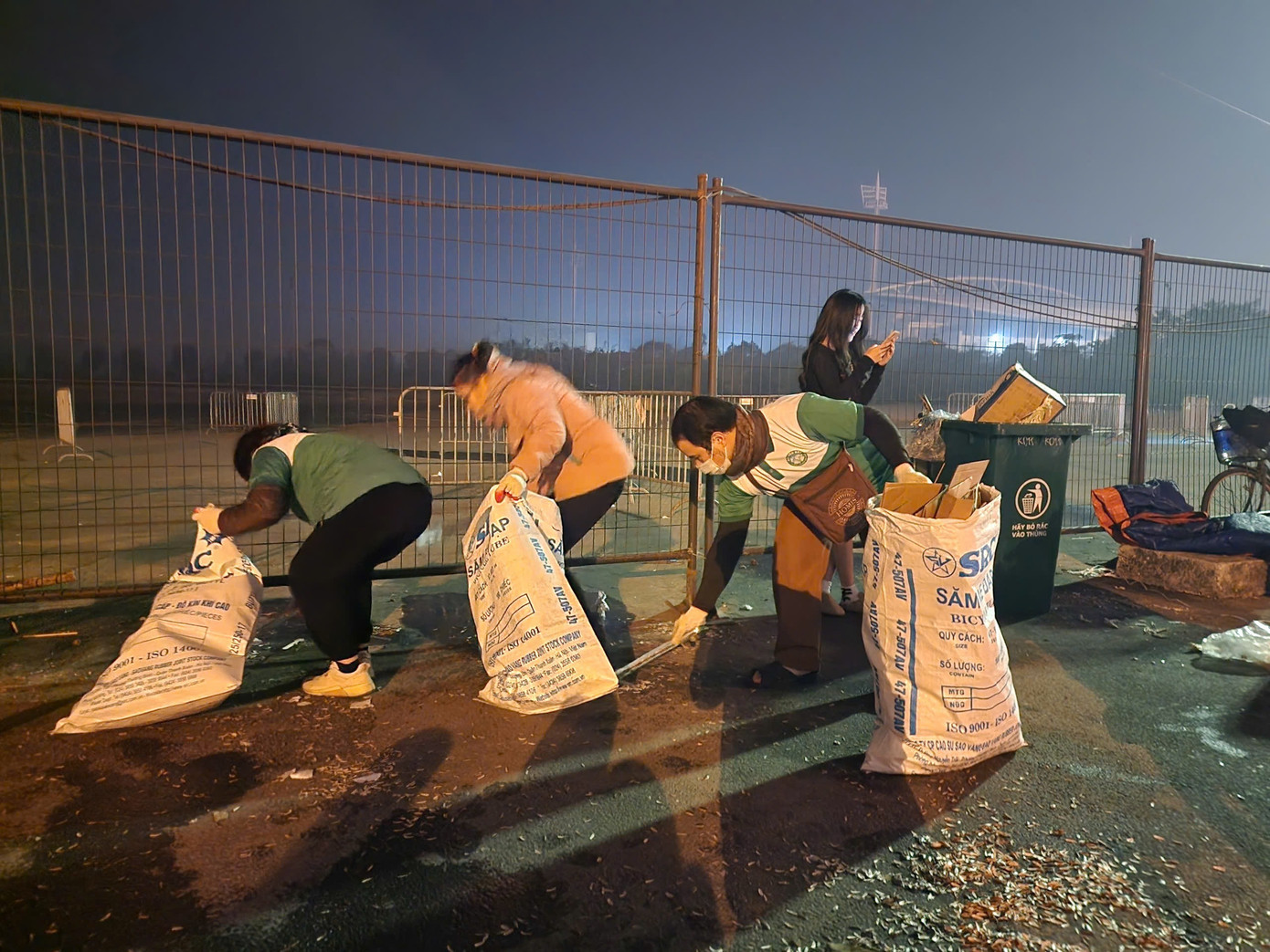 Các công nhân và tình nguyên viên dọn rác tại điểm bắn Sân vận động Mỹ Đình. Các công nhân và tình nguyên viên dọn rác tại điểm bắn Sân vận động Mỹ Đình.