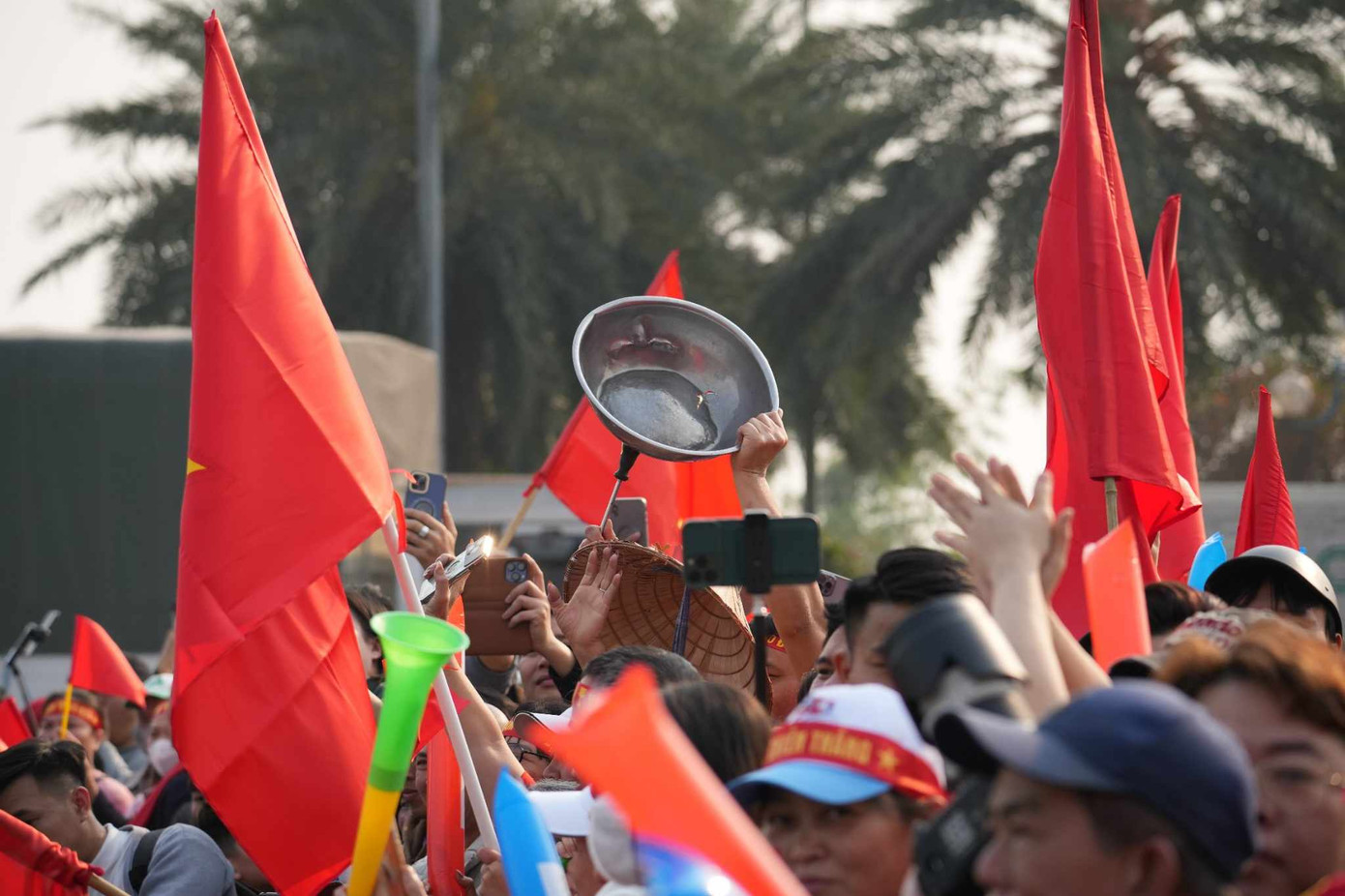 Tuyển Việt Nam ca khúc khải hoàn, người hâm mộ hân hoan chào đón ảnh 23