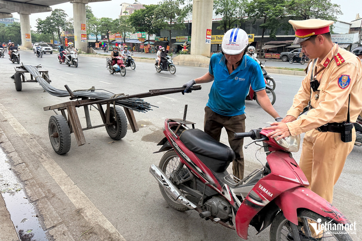 Đại diện Đội CSGT đường bộ số 6 cho biết, việc tài xế kéo theo phương tiện khác chở sắt, thép... gây mất an toàn giao thông, tiềm ẩn nguy cơ xảy ra tai nạn. "Người điều khiển xe máy rất khó phanh, lái xe khi kéo theo cây thép dài đến hơn 12m. Đặc biệt, khi đi trong các ngõ nhỏ sẽ gây va quệt vào người khác", Đại diện Đội CSGT đường bộ số 6 phân tích. Cũng theo Đại diện Đội CSGT đường bộ số 6, chỉ trong ngày, đơn vị đã xử lý 5 trường hợp khác cũng kéo các phương tiện tự chế để chở sắt, thép. Đại diện Đội CSGT đường bộ số 6 cho biết, việc tài xế kéo theo phương tiện khác chở sắt, thép... gây mất an toàn giao thông, tiềm ẩn nguy cơ xảy ra tai nạn. "Người điều khiển xe máy rất khó phanh, lái xe khi kéo theo cây thép dài đến hơn 12m. Đặc biệt, khi đi trong các ngõ nhỏ sẽ gây va quệt vào người khác", Đại diện Đội CSGT đường bộ số 6 phân tích. Cũng theo Đại diện Đội CSGT đường bộ số 6, chỉ trong ngày, đơn vị đã xử lý 5 trường hợp khác cũng kéo các phương tiện tự chế để chở sắt, thép.