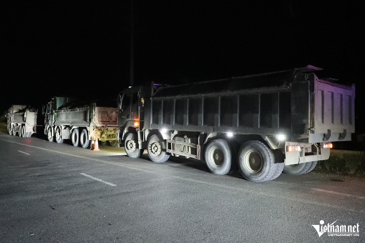 Trong thời gian ngắn, Tổ công tác đã phát hiện 3 ô tô trọng tải lớn, chở vật liệu xây dựng có biểu hiện chở hàng quá tải và che chắn thành thùng không kỹ gây rơi vãi vật liệu ra đường.