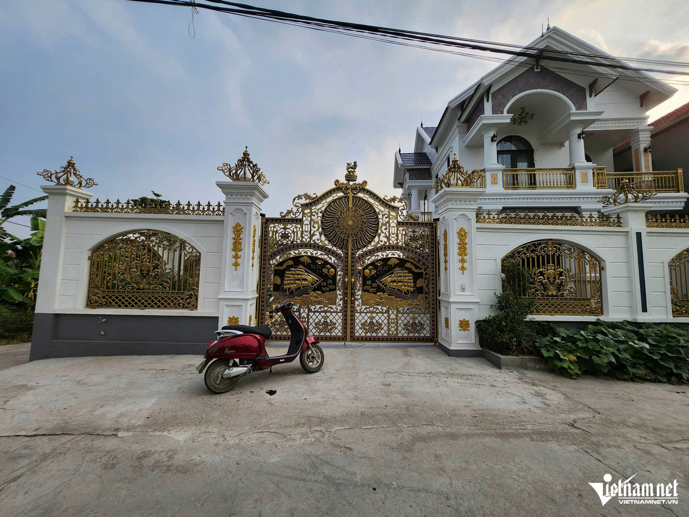 Bà Nguyễn Thị H., một hàng xóm, chia sẻ với phóng viên: “Khoảng vài ngày trước có rất nhiều công an đến nhà anh H., nhưng chúng tôi không rõ có chuyện gì. Nhà này mới xây xong đầu năm nay, phải nói là đẹp nhất nhì xã".