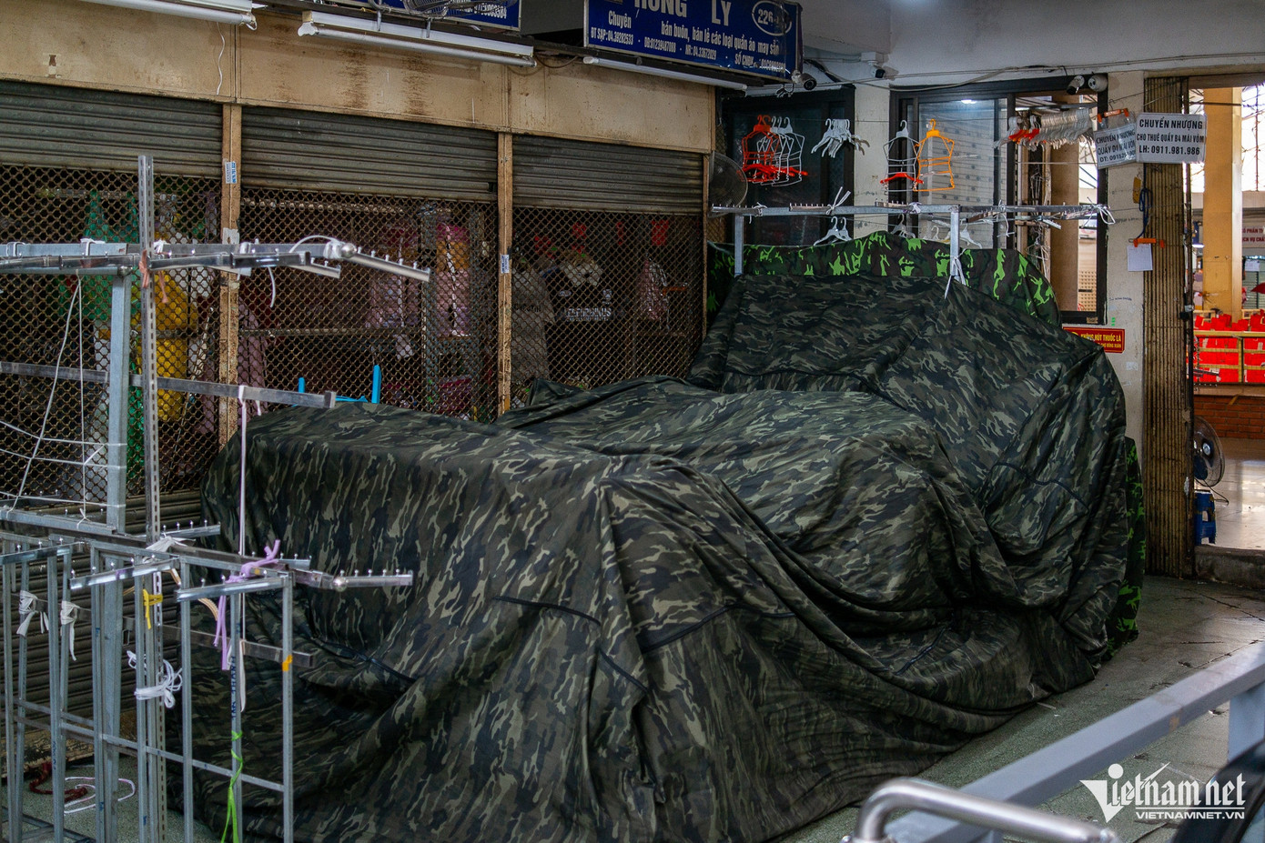 Phần lớn các gian hàng đóng cửa đều là nơi kinh doanh quần áo, giày dép, dụng cụ thể thao... Phần lớn các gian hàng đóng cửa đều là nơi kinh doanh quần áo, giày dép, dụng cụ thể thao...