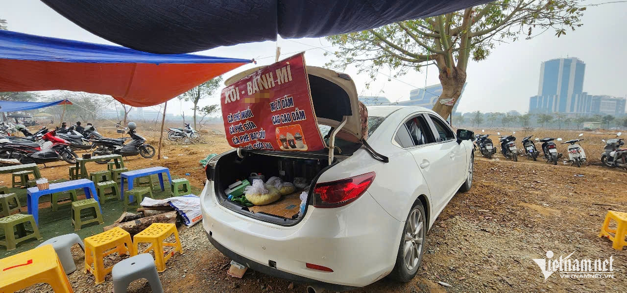 Mỗi ngày, chị bán khoảng 25-30kg thịt và thêm các loại đồ uống. Mỗi ngày, chị bán khoảng 25-30kg thịt và thêm các loại đồ uống.