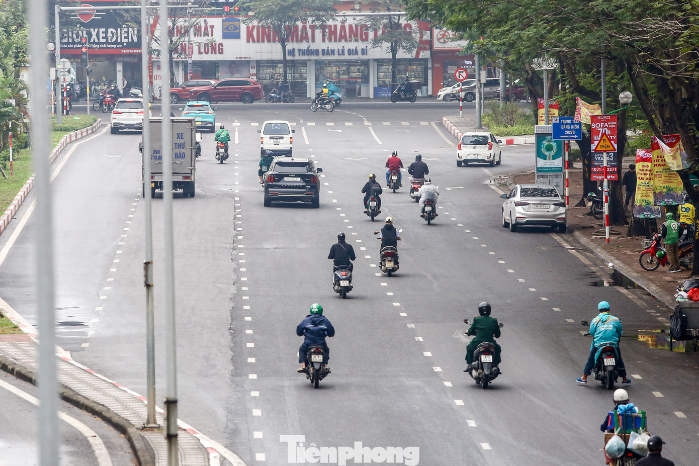 Điểm đầu hầm chui nằm trên đường Hoàng Quốc Việt tại nút giao với đường Phạm Văn Đồng.