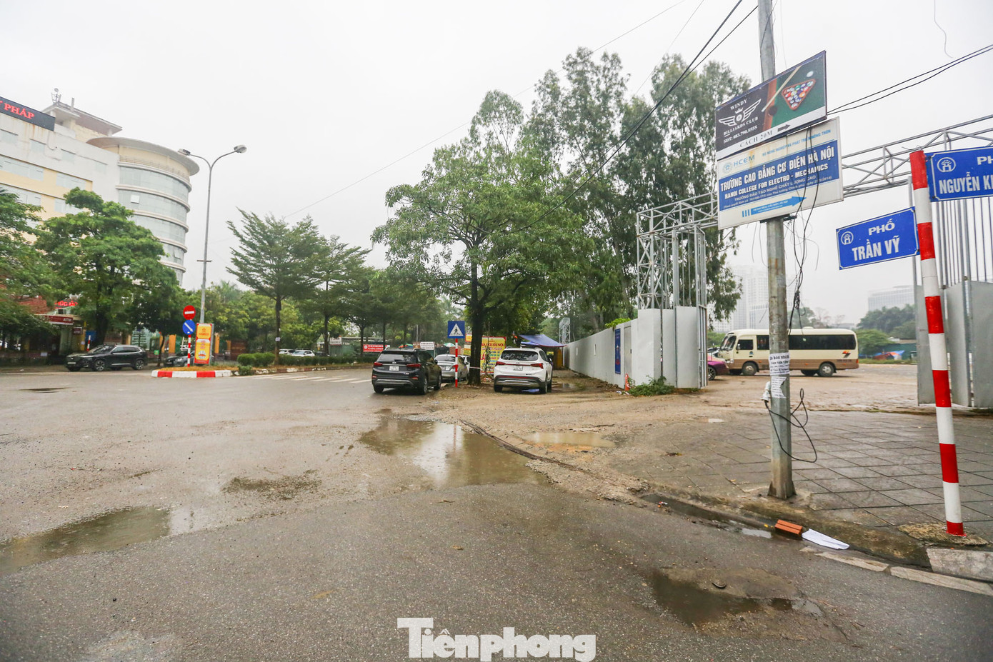 Hiện tại, phố Trấn Vỹ (đường Lê Đức Thọ kéo dài) chưa kết nối được các đường trục chính của thành phố.