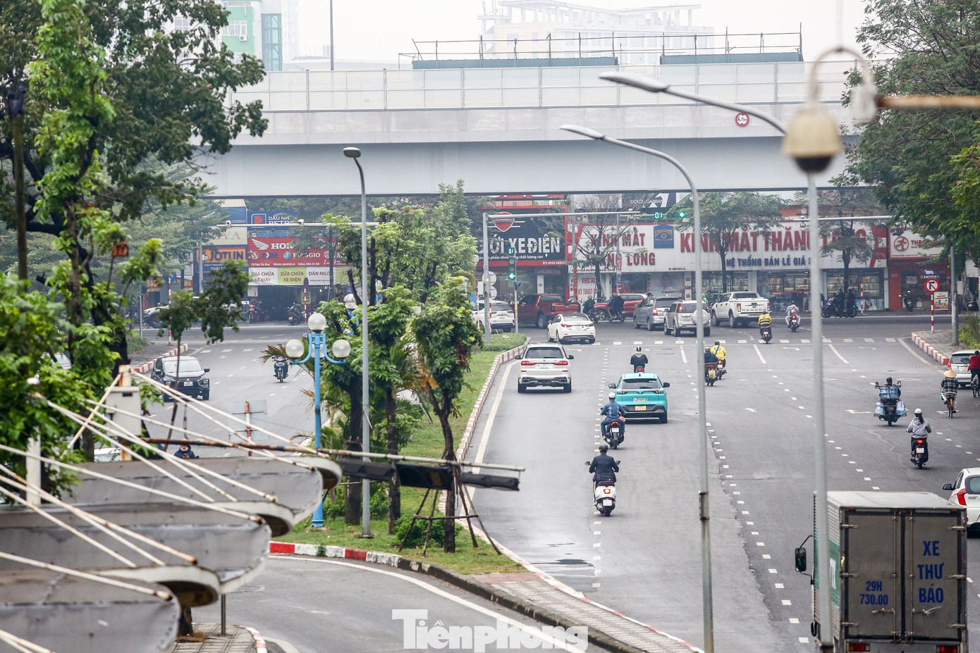 Theo dự kiến, hầm chui qua đường Phạm Văn Đồng nằm trong dự án đầu tư xây dựng đường Hoàng Quốc Việt kéo dài đoạn từ Phạm Văn Đồng đến phố Trần Vỹ có 4 làn xe, tổng mức đầu tư 850 tỉ đồng.