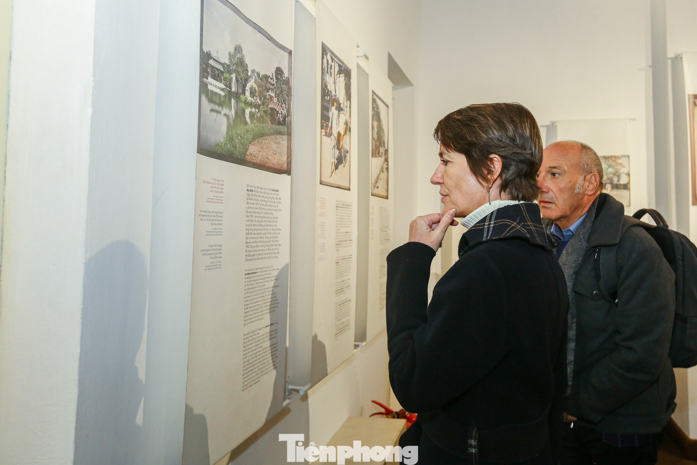 Người dân và du khách đến tham quan trưng bày trong ngày đầu tiên mở cửa.