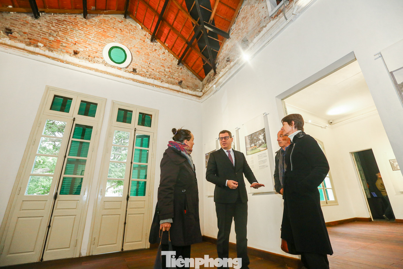 Người dân và du khách đến tham quan trưng bày trong ngày đầu tiên mở cửa.