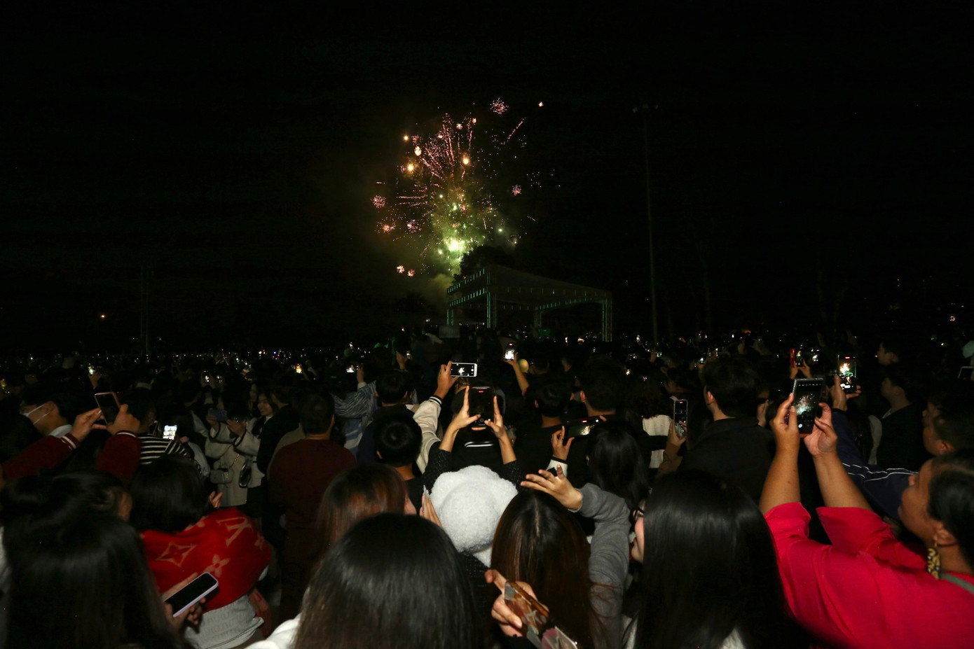 Người dân đồng loạt ghi lại khoảnh khắc bước sang năm mới bằng những chiếc điện thoại cá nhân.