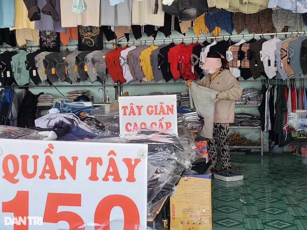 Từ doanh thu chục triệu đồng mỗi ngày, mùa Tết năm nay, shop áo quần của chị Dung ế hẳn (Ảnh: Xuân Trường). Từ doanh thu chục triệu đồng mỗi ngày, mùa Tết năm nay, shop áo quần của chị Dung ế hẳn (Ảnh: Xuân Trường).
