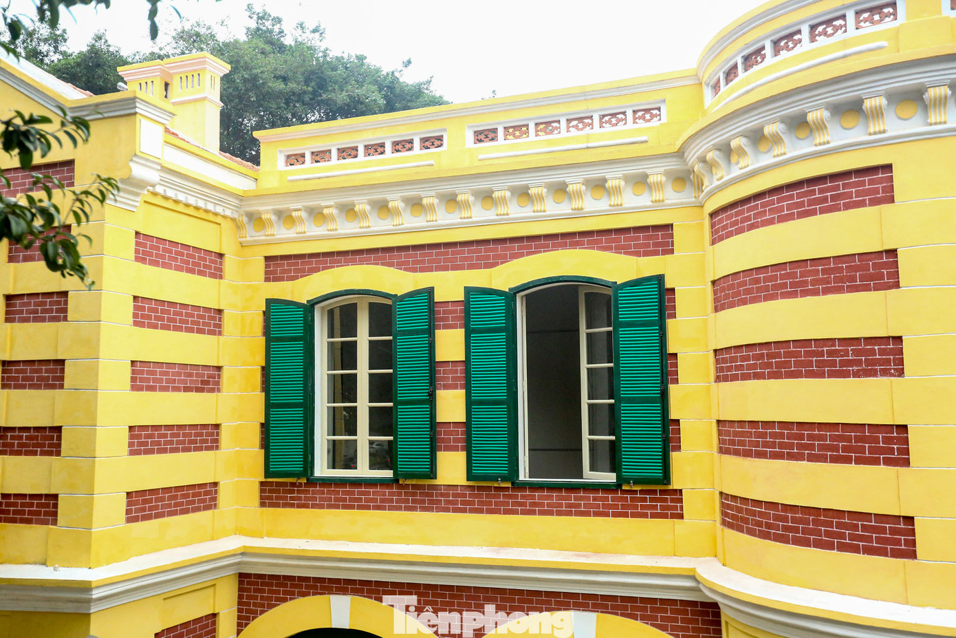 Hệ thống cửa thiết kế cổ điển, trong cửa kính, ngoài cửa chớp.