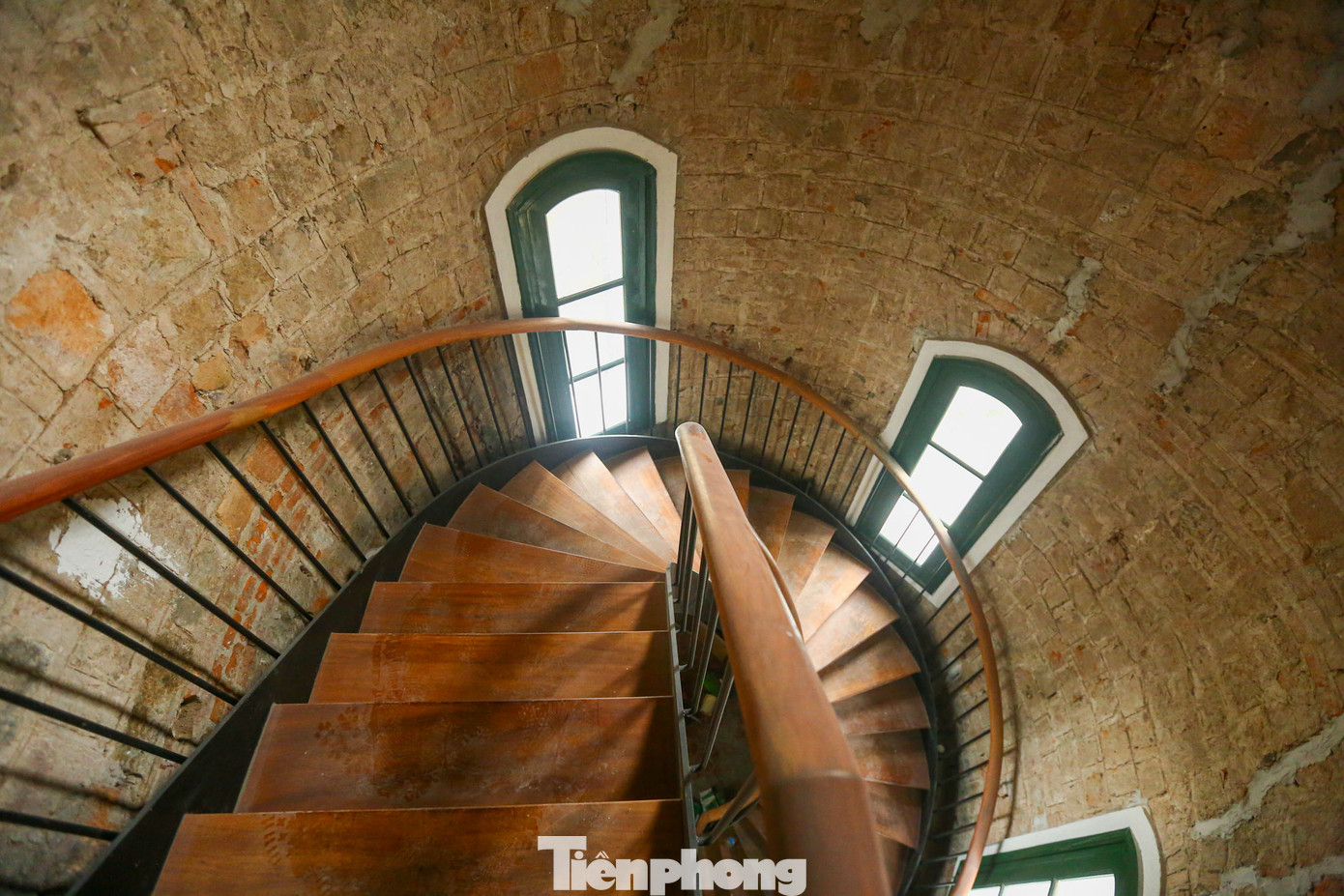 Cầu thang, mặt sàn gỗ được phục dựng sau khi thang cũ bị xuống cấp hoàn toàn.
