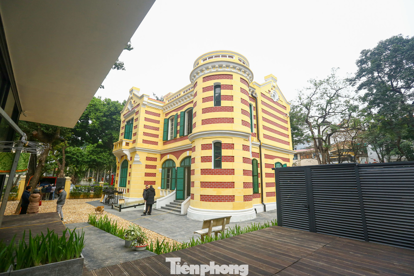 Kiến trúc của căn biệt thự được giữ nguyên lớp sơn vàng, cửa xanh